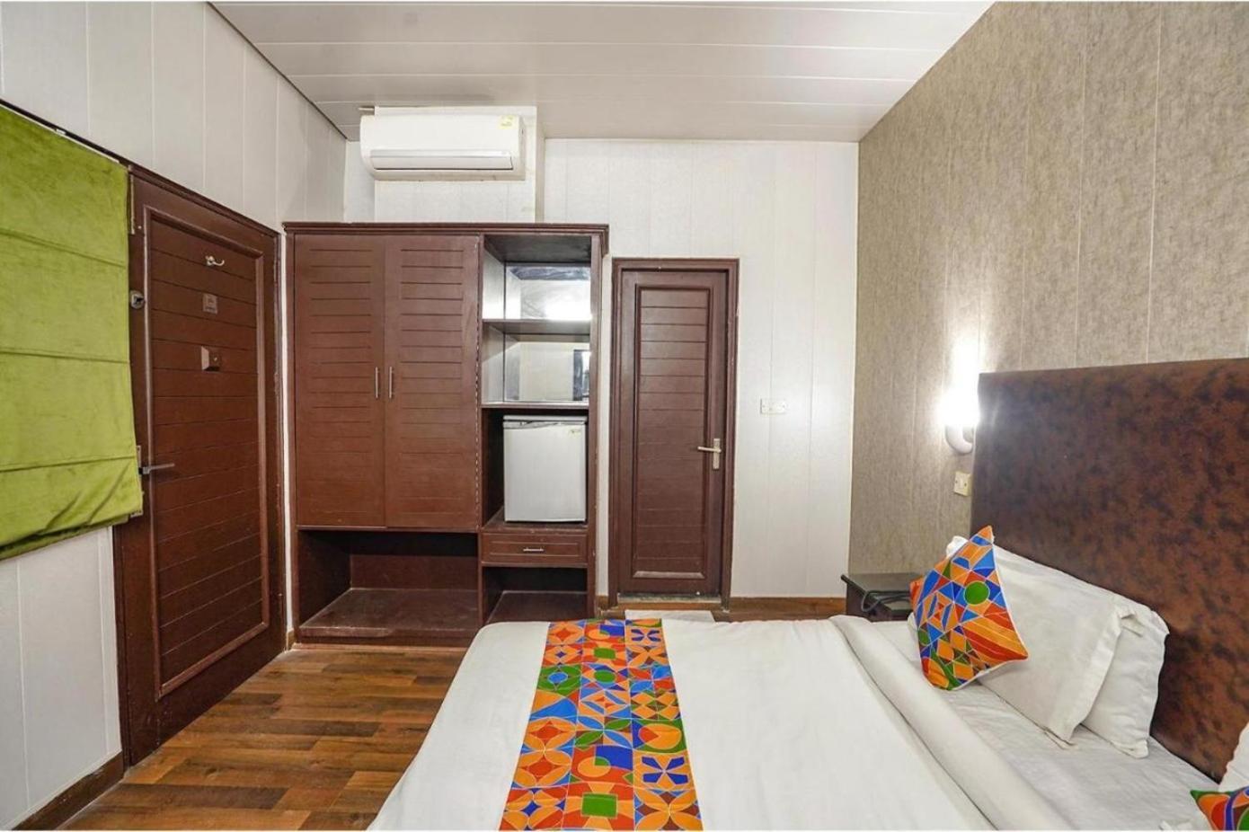 Hotel At Saket Near Pvr Cinema New Delhi